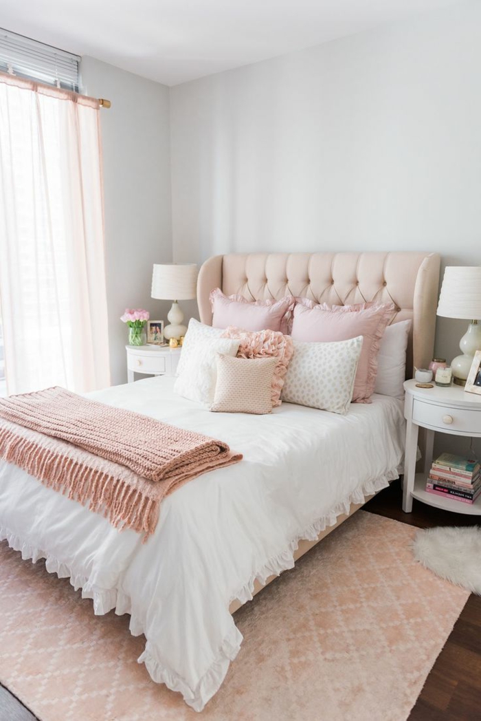 peinture chambre adulte moderne, plaid de lit rose, coussins roses, tête de lit capitonnée, tapis rose géométrique