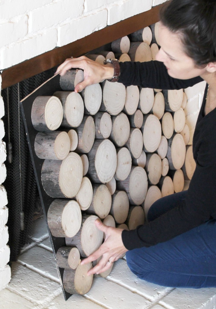 manteau de cheminée briques blanches, déco avec des troncs de bois à installer soi-même