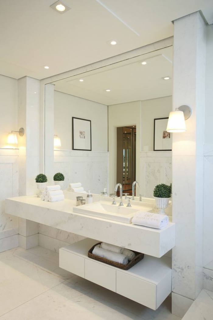 deco salle de bain zen, modele salle de bain, salle de bain blanche, meuble suspendu blanc, decoration petite salle de bain, plafond avec illumination de corps luminaires ronds, sol recouvert de marbre blanc