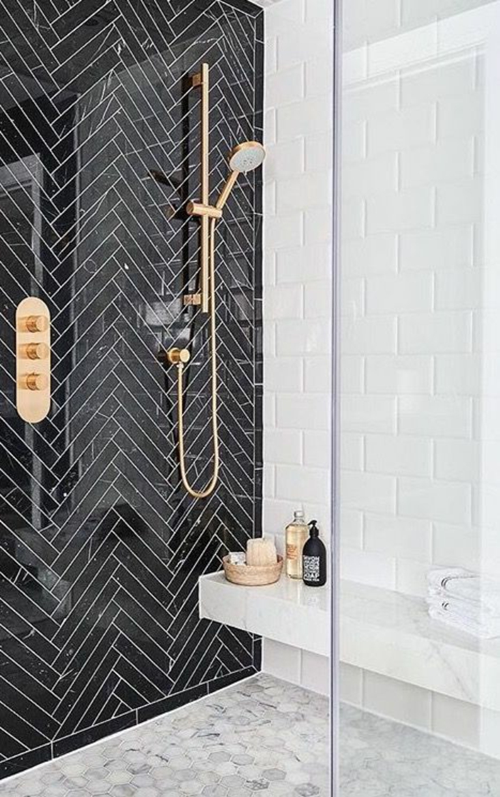 petite salle de bain moderne, salle de bain 4m2, carrelage mural aux motifs de parquet en noir laqué, decoration petite salle de bain 