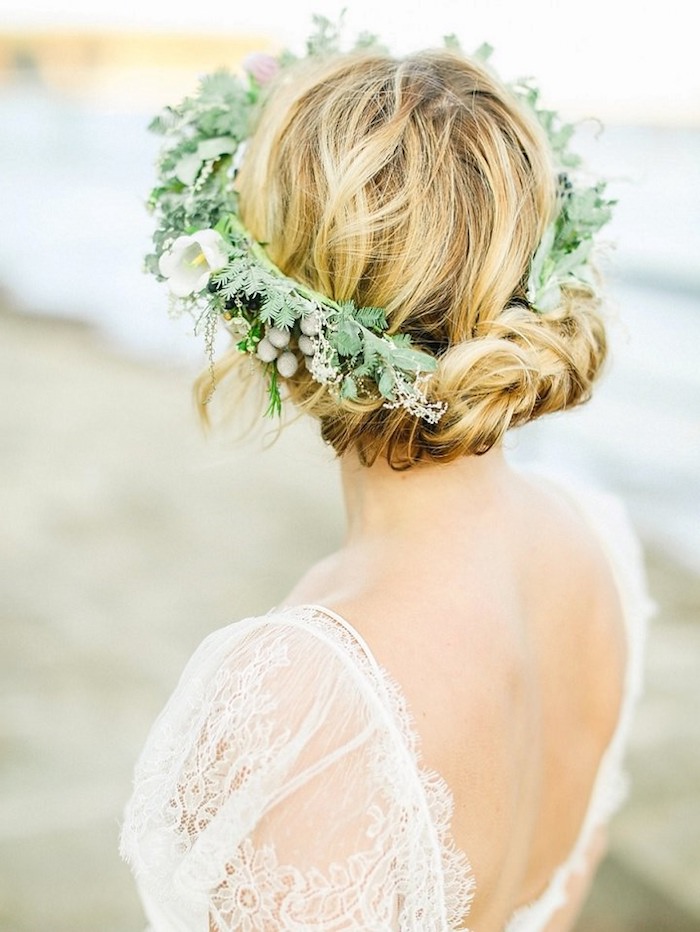Coiffure mariage invitée ou la mariée, inspiration coiffure mariage boheme au bord de la mer, femme avec couronne de fleurs