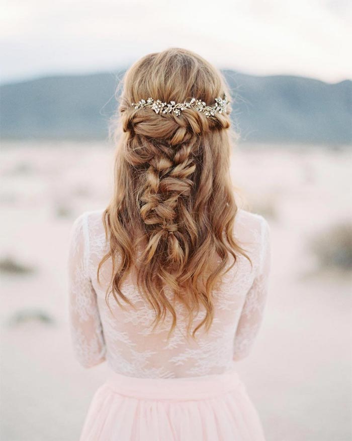 Idée coiffure cheveux long, simple et romantique coiffure mariage boheme, cool idée pour la mariee, accessoires de cheveux pour mariage