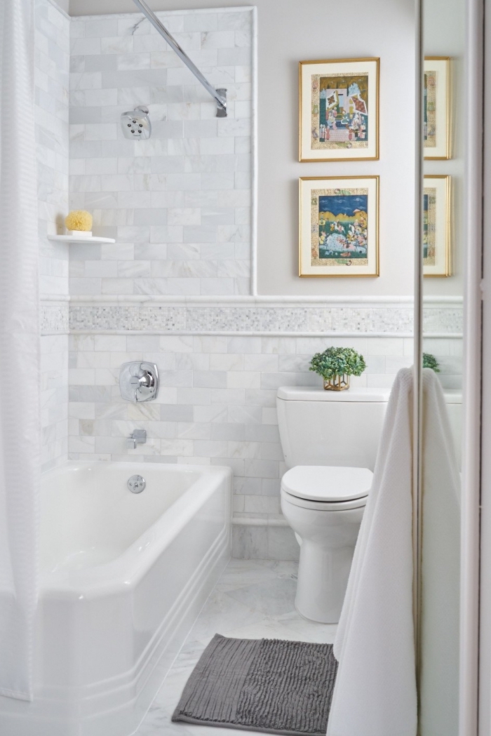 amenagement petite salle de bain 4m2 avec baignoire douche, idée décoration murale avec cadres photos dorés