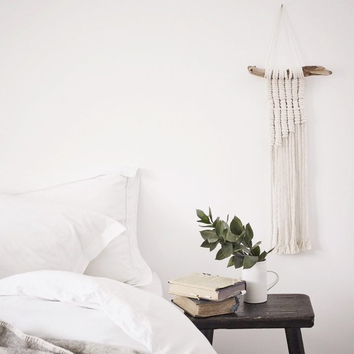 idée comment décorer une chambre à coucher en style minimaliste avec meubles de bois et déco murale en macramé DIY