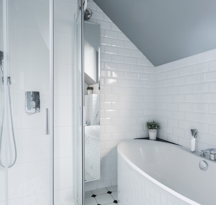 idée comment aménager une salle de bain sous comble aux murs en carrelage design briques blanches avec plafond gris clair