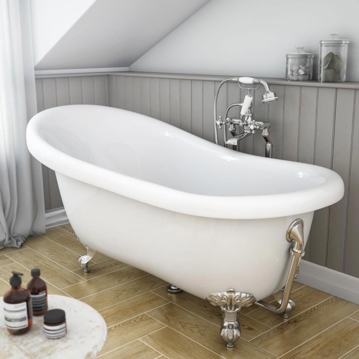 modèle de salle de bain sous pente aux murs blancs avec plancher en dalles design bois, exemple baignoire îlot