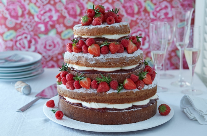 cake fait maison, pièce montée avec crème vanille et fraises, papier peint rose floral