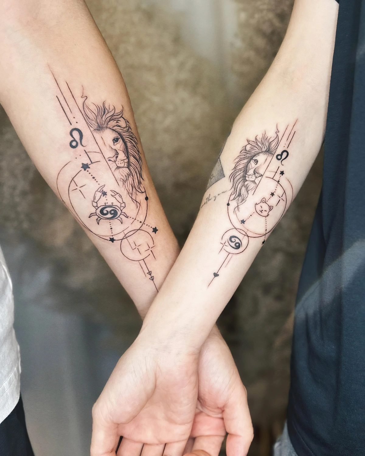 dessin corps tatouage bras symboles astro tete de lion