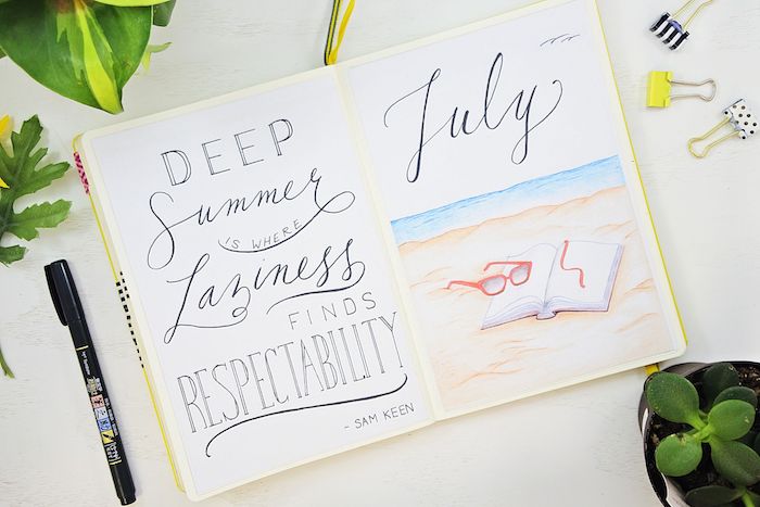 idée de page introduction du mois de juillet avec citation et dessin de plage avec livre et lunettes de glace