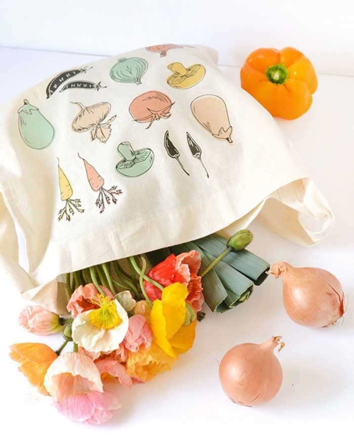 petit sac cabas avec déco en dessin légumes réalisés avec pochoirs et peintures pour textile nuances pastel, activité manuelle maternelle