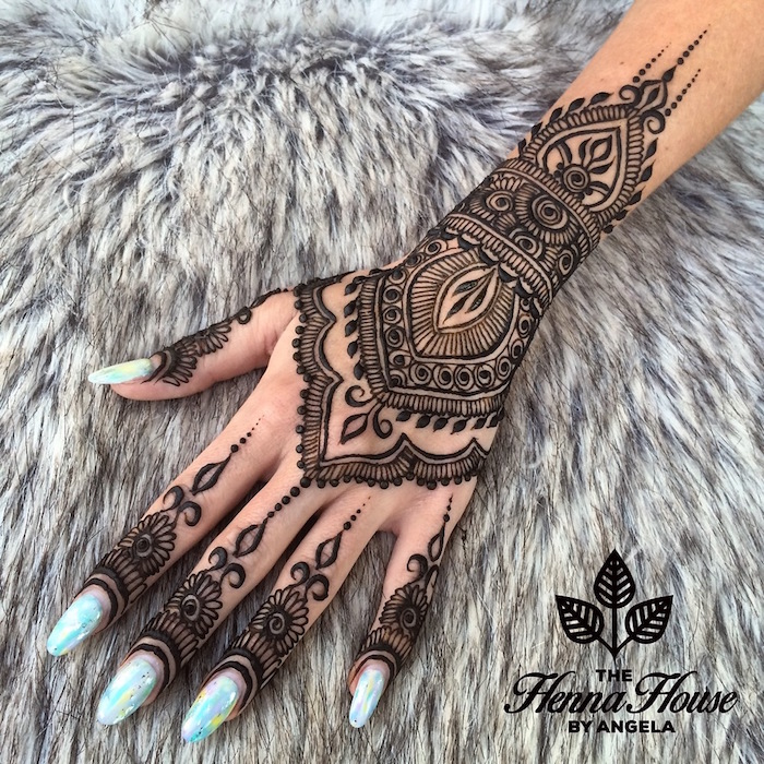 modele dessin henné main poignet et doigt par angela de the henna house