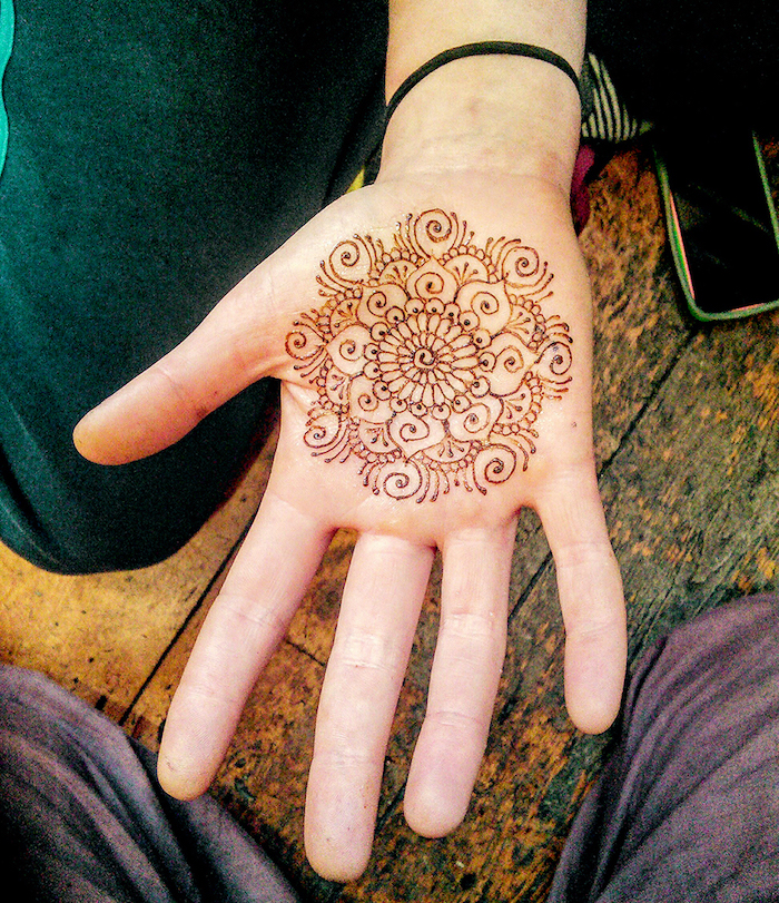 dessin de henné sur le dessous de la main et fines lignes sur la paume