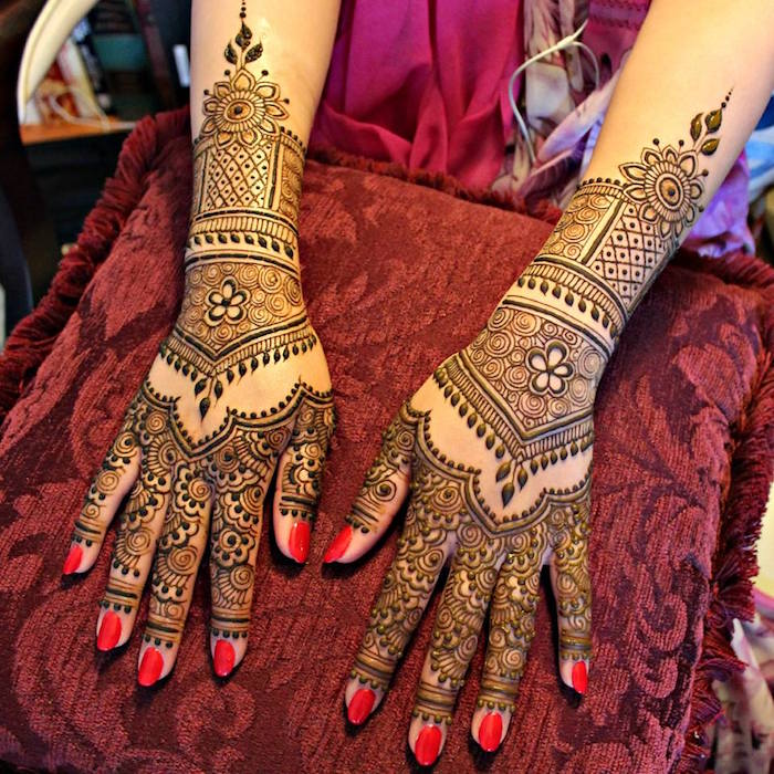 dessin de henné sur avant bras poignet et doigts en détails style dentelle