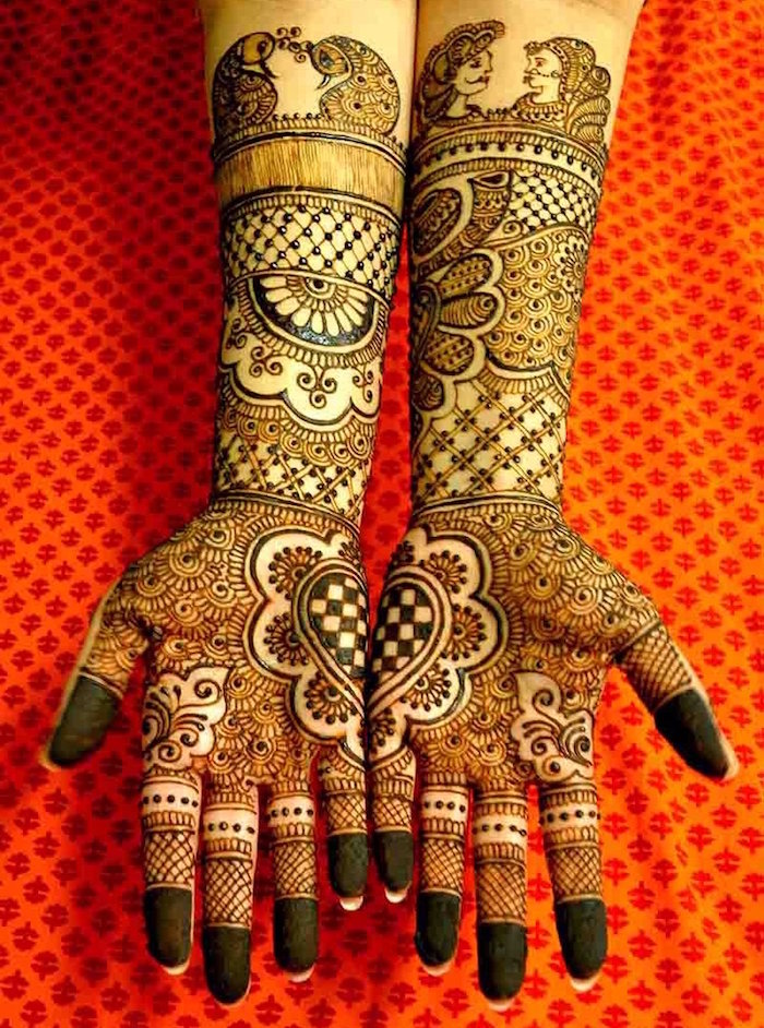 grande tatouage henné recouvrant mains et avant bras entiers détaillés style oeuvre d'art