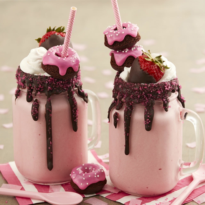 pot de milkshake rose, décoration des pots avec chocolat, fraises trempées dans du chocolat, donut au glaçage rose