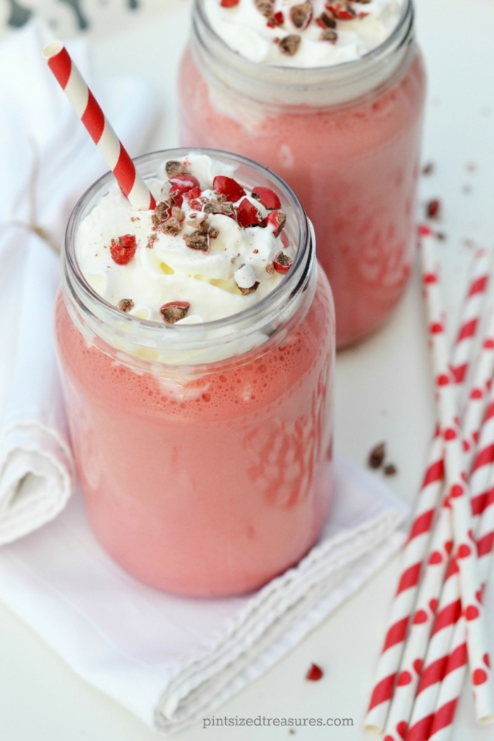 recette de milkshake fraise, paille en rouge et blanc, déco avec baies de goji et crème