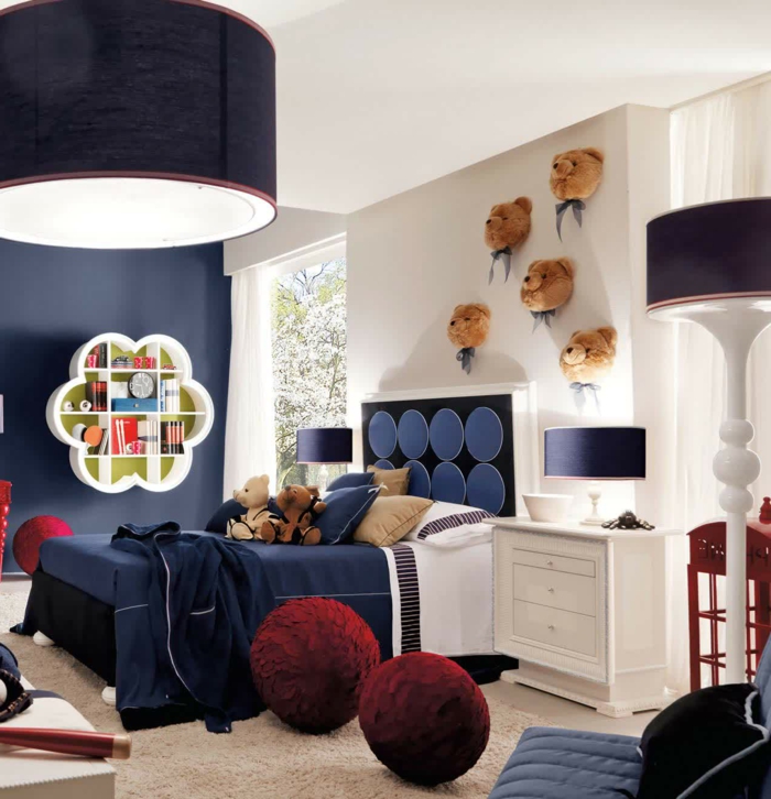 chambre enfant garcon, tabourets rouges, lit bleu, grand plafonnier, têtes d'oursons en peluche