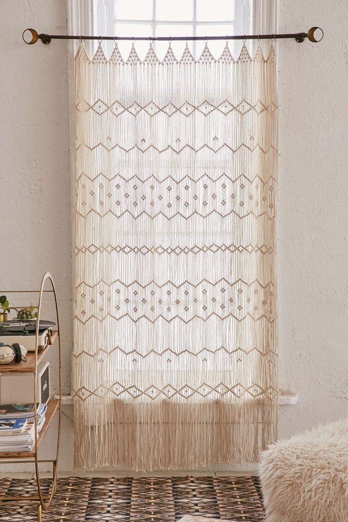modèle de rideau long DIY réalisé avec noeuds macramé, déco bohème dans une pièce beige aménagée avec meubles bois