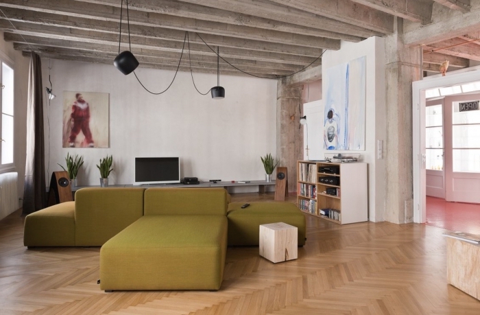 design intérieur moderne dans l'esprit minimaliste avec plafond en fausse poutres et parquet de bois, idée quelle plante verte pour intérieur