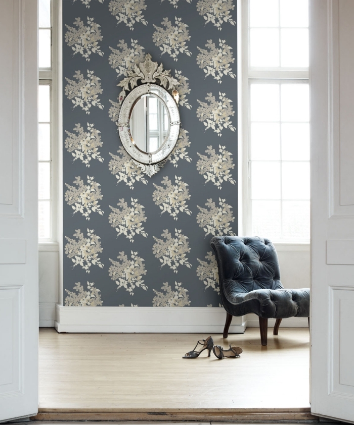 papier peint design contemporain à motifs floraux métallisés sur un fond gris posé sur un pan de mur pour un joli effet décoratif 