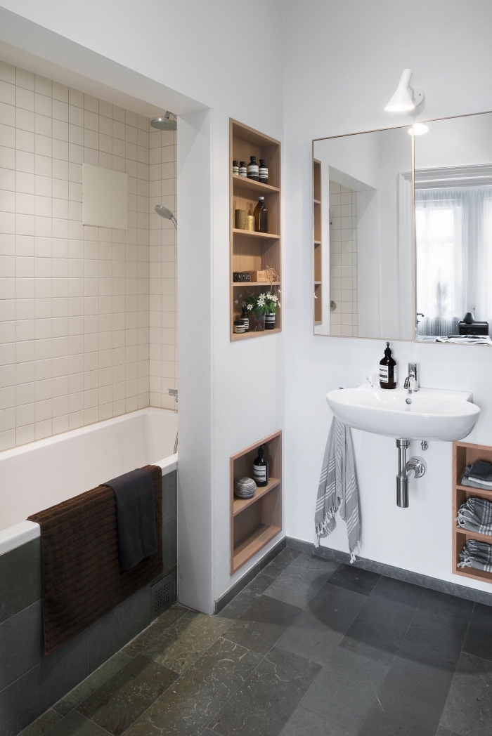 exemple amenagement petite salle de bain 4m2 avec rangement gain place niches et étagères de bois ouvertes