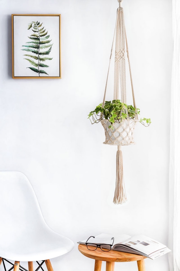intérieur moderne avec éléments bohème chic en bois et blanc, suspension pour plante DIY en corde noeuds macramé