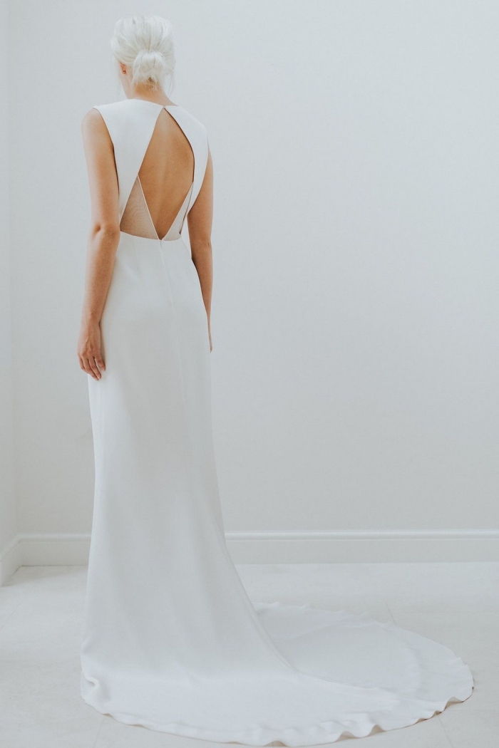 une robe mariée dos nu losange aux accents en tulle transparents offre à la fois une silhouette romantique et structurée