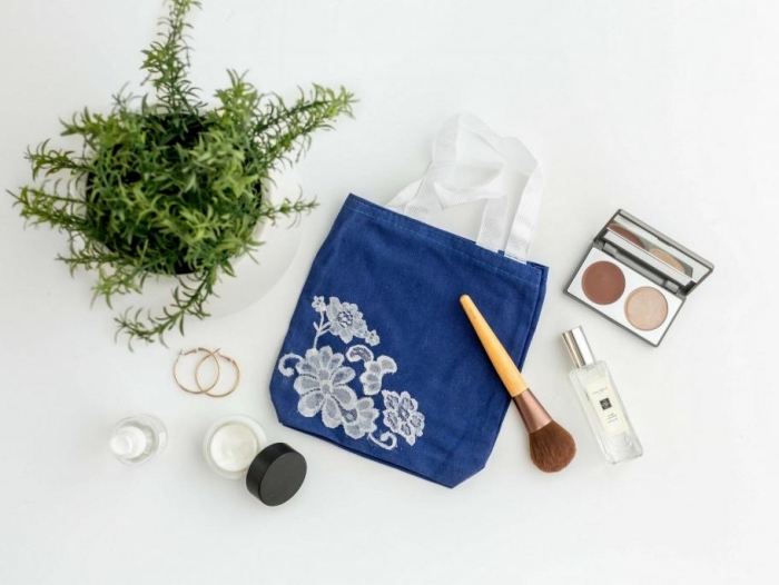 modèle de sac à main en tissu bleu avec décoration en broderie florale blanche, sac cabas personnalisé en blanc et bleu