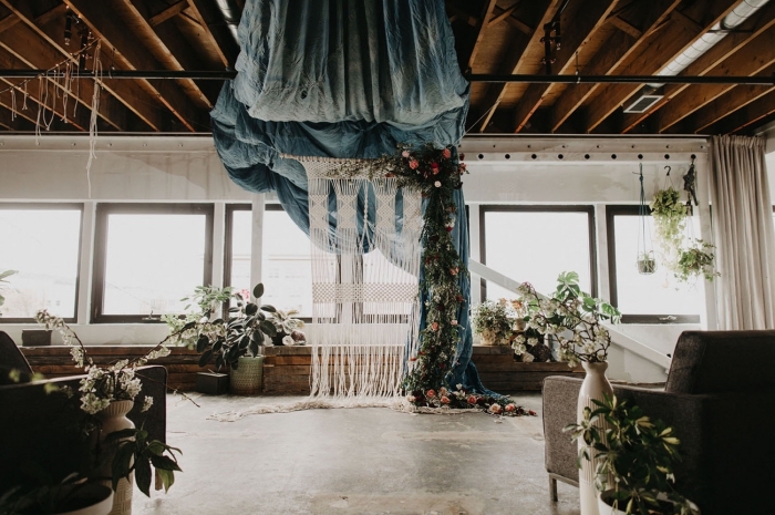 rideau DIY en noeuds macramés avec fleurs et bâton de bois, idée décor de mariage en style boho chic avec arc en macramé