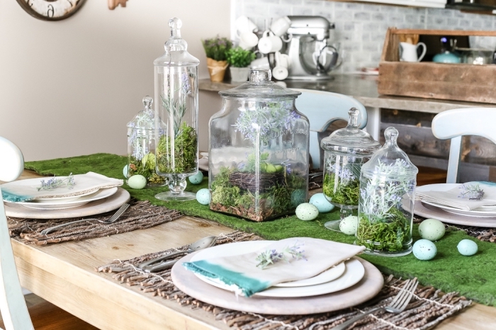 exemple comment décorer la table de paques avec mini jardin dans contenant en verre, idée déco de paques faciles