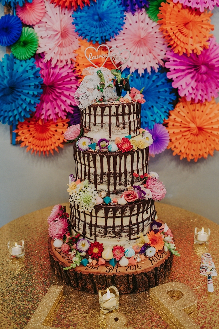 Choisir le top du gateau de mariage, original wedding cake mariage beau gateau, figurines de dinosaures mariés, originale idée de gâteau de mariage amusant