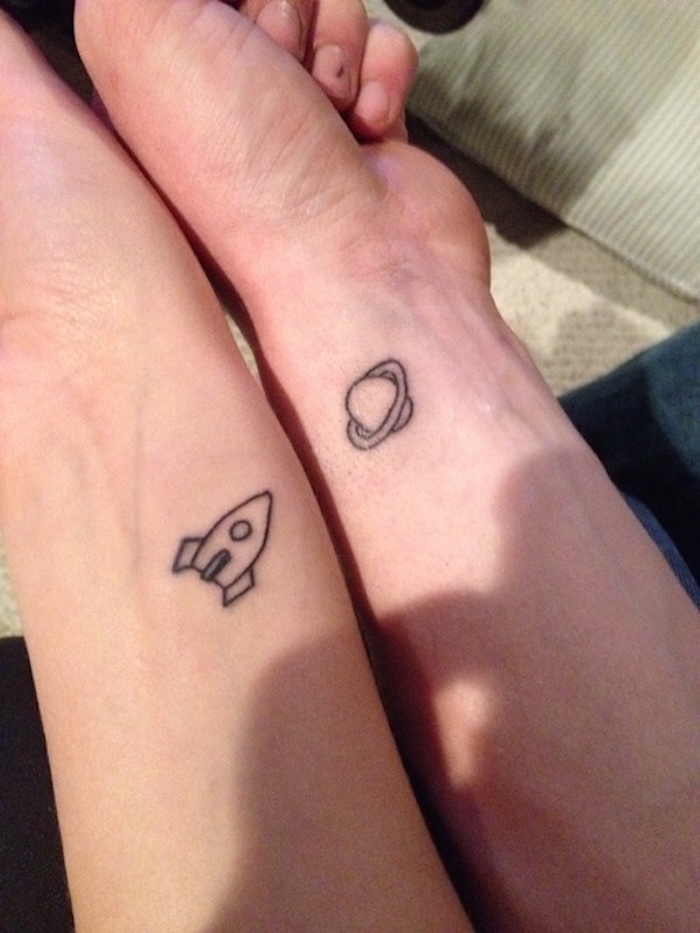 tatouage complémentaire, tatouage symbole, se faire tatouer avec sa copine un dessin qu'on a inventé