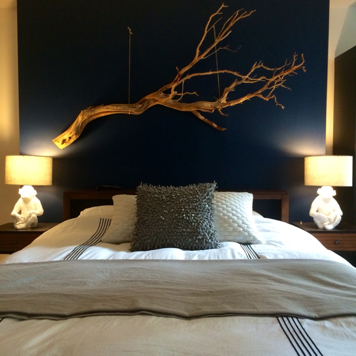 décorer sa chambre avec matériaux naturels, lit bas, mur noir et branche de bois flotté