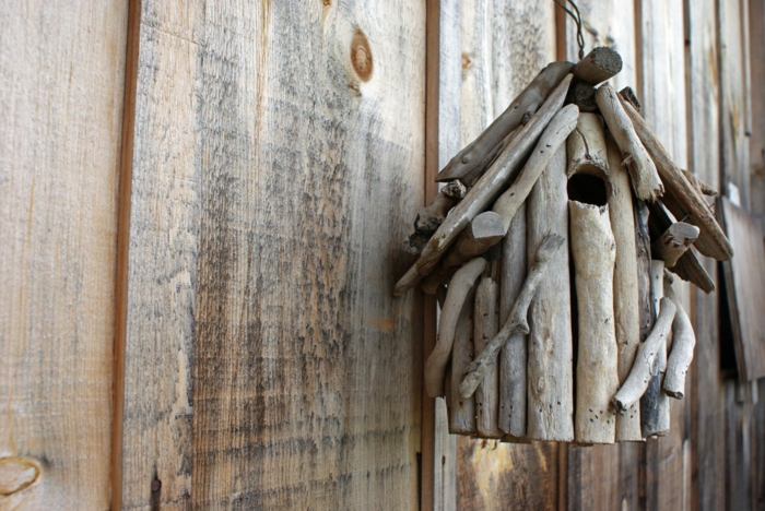 niche à oiseaux, fabrication d'objets en bois flotté, suspendre une maisonnette à oiseaux
