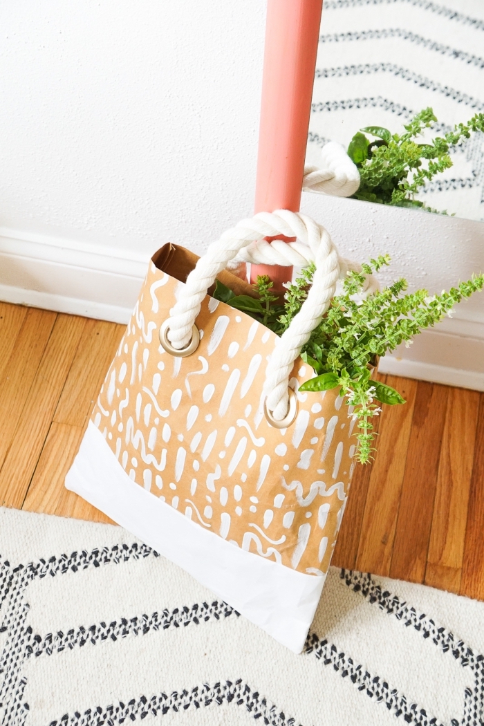 modèle de sac à main en papier customisé avec peinture blanche aux motifs graphiques avec poignée en corde coton