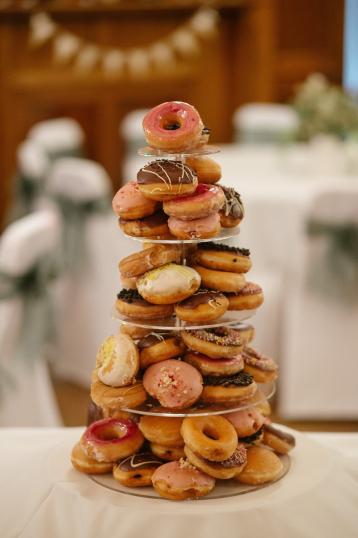dessert façon croque embouche, donuts arrangés sur un présentoir de gâteaux