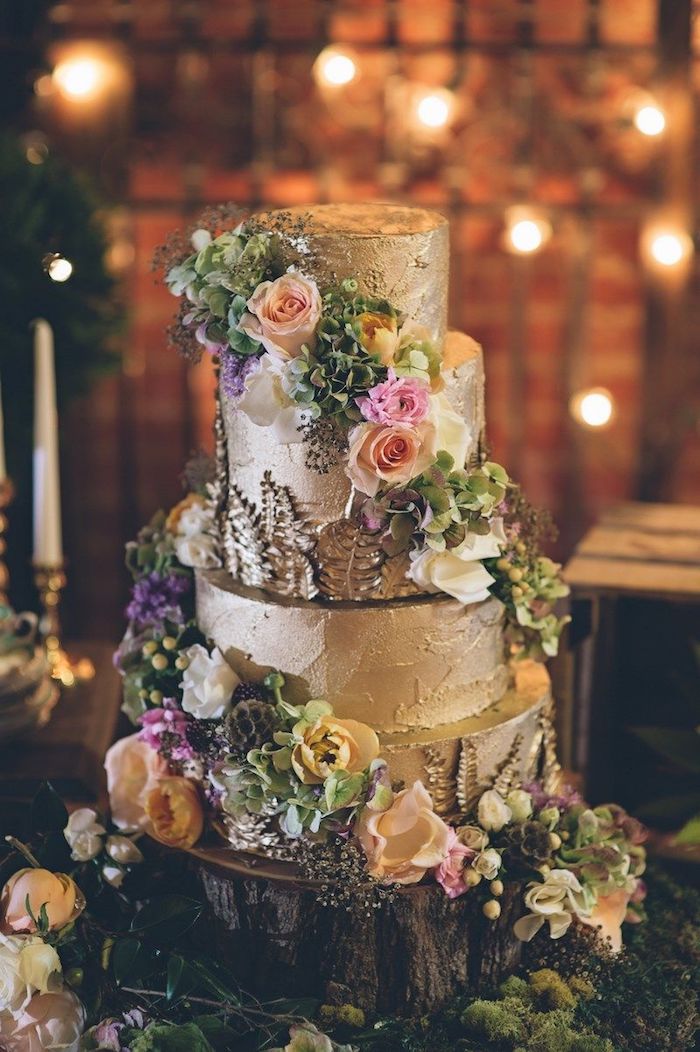 Le plus beau gateau du monde, image de gateau chef d oeuvre avec fleurs et couverture dorée, art pate a sucre