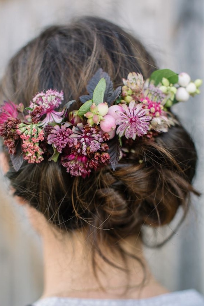 Moderne coiffure mariage boheme, simple coiffure à ondes sans chaleur boucles pour chignon accessoirisé de fleurs