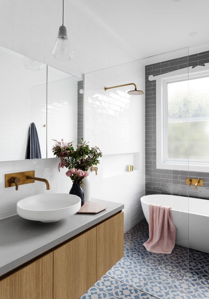 une salle de bain carreaux de ciment à motifs floraux vintage en bleu ciel qui recouvrent le sol 