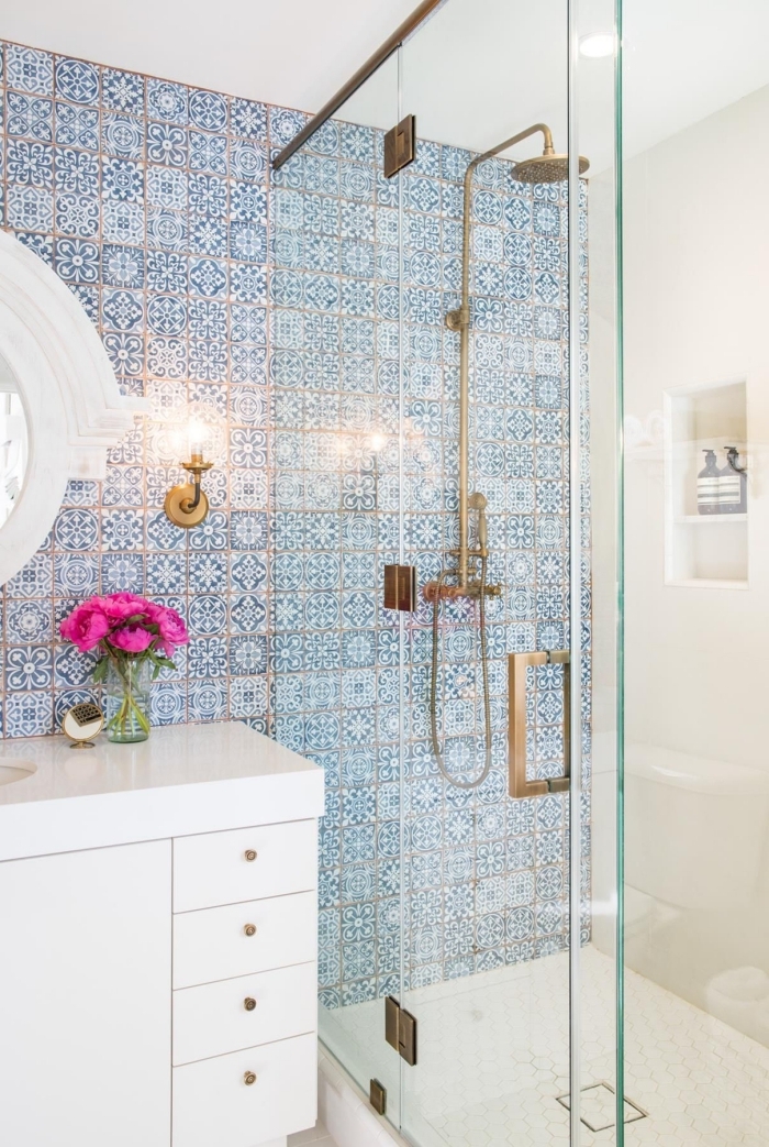 modele de salle de bain al italienne douce et féminine avec de petits carreaux de ciment à motifs patchwork monochrome posés en crédence de douche