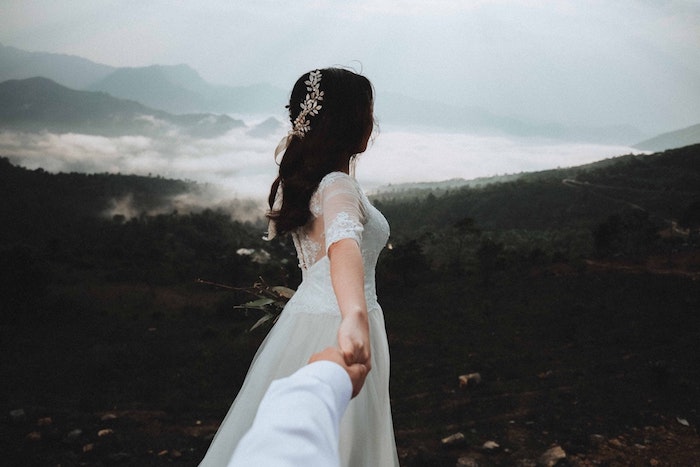 Ondulé coiffure bohème boucles cheveux style bohème, coiffure mariage femme boheme, photo de la mariée à fond des montagnes 