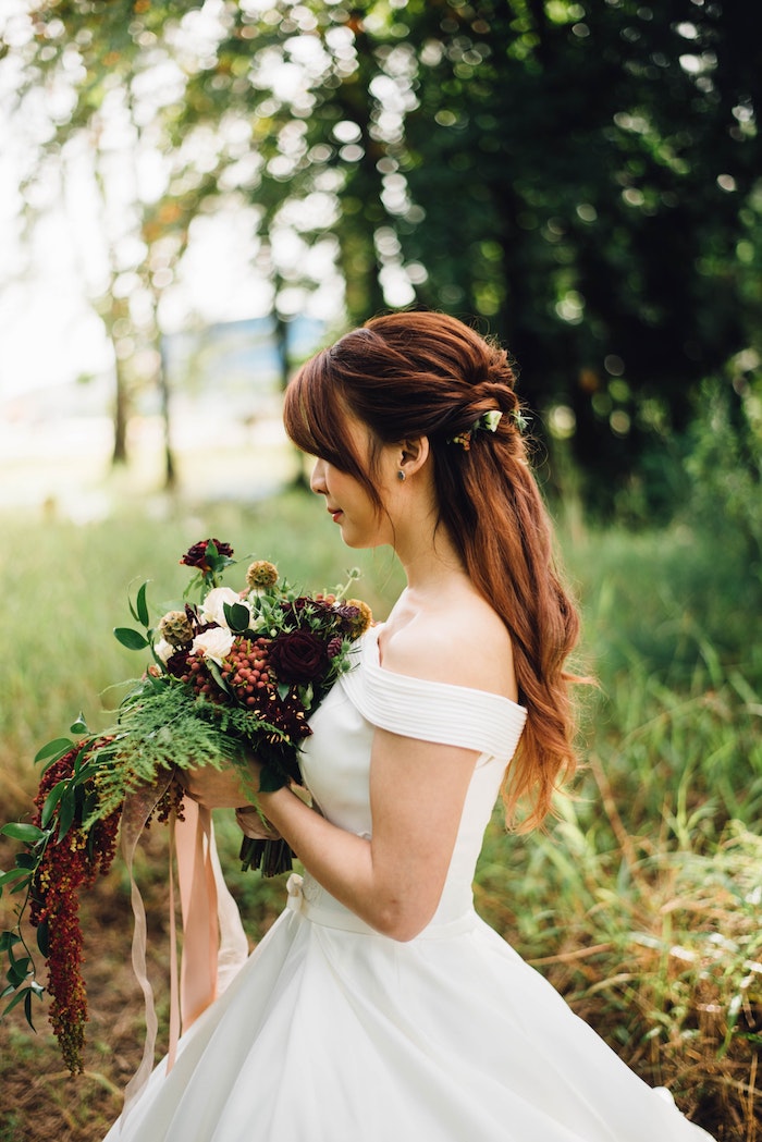 Coiffure pour mariage, coiffure mariage tresse et cheveux ondulés, bouquet de mariee champetre