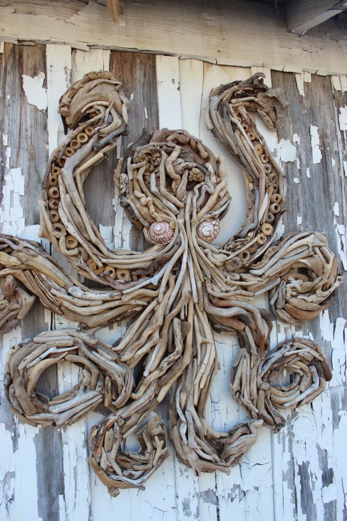 une poulpe sculptée avec bois flotté, décoration murale bois flotté, grande figure de poulpe