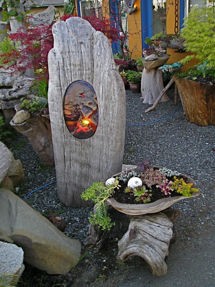 objets de matériaux récup, décoration pour le jardin original avec grand morceau de bois