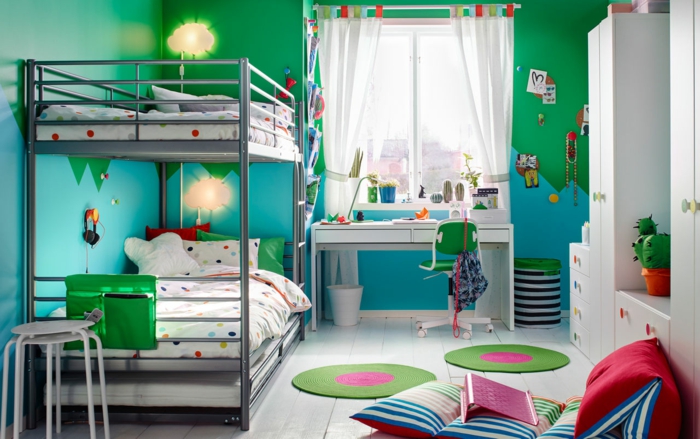 chambre de garçon en vert et bleu, lits superposés, bureau enfant blanc, peinture chambre enfant originale