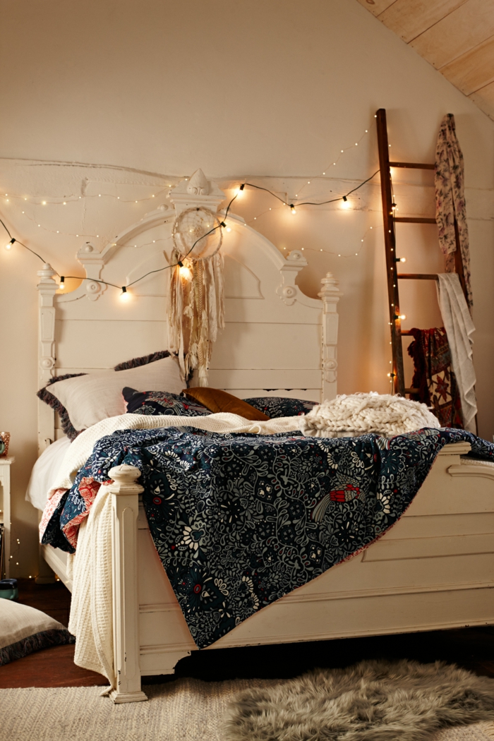 déco avec guirlandes lumineuses, lit blanc, toiture en pente, tête de lit baroque, couverture bohème, échelle décorative