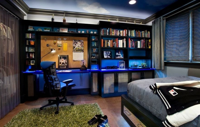 tapis vert poilu, bureaux suspendus, chaise pivotante, peinture chambre garçon bleue