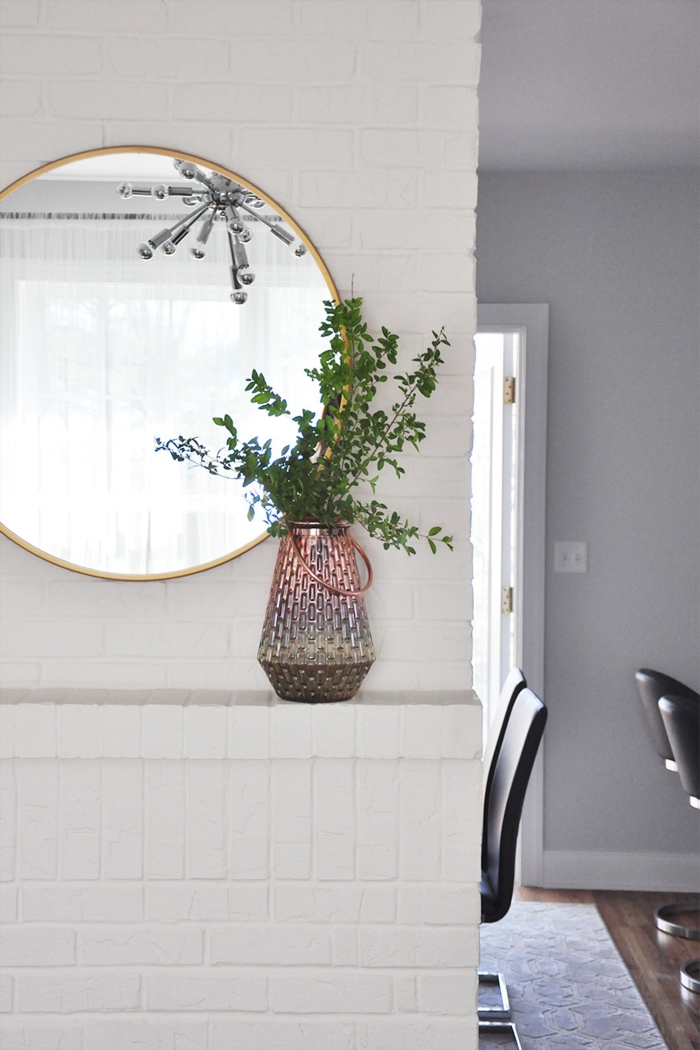 miroir décoratif rond, deco cheminee style scandinave, ambiance blanche, chaises noires