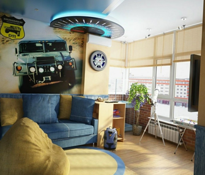 poster voiture, sofa bleu, grand pouf et tapis de couleur claire, idee deco chambre garcon jaune et bleu