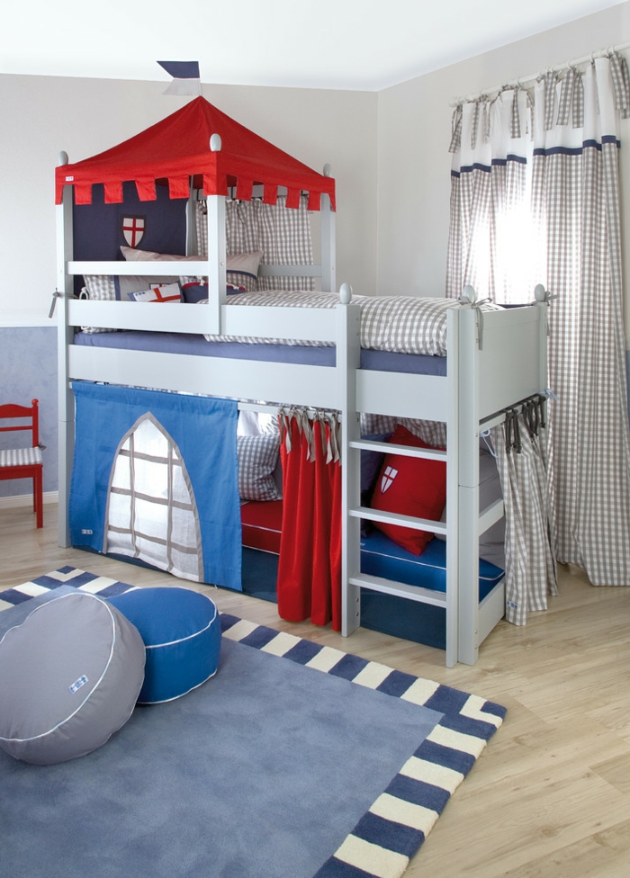 tapis gris, tabourets ronds, lit avec toit de chateau, rideau à carreaux, chambre garcon bleu